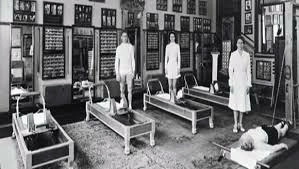 Alumnos de la escuela de Pilates posando en las máquinas.